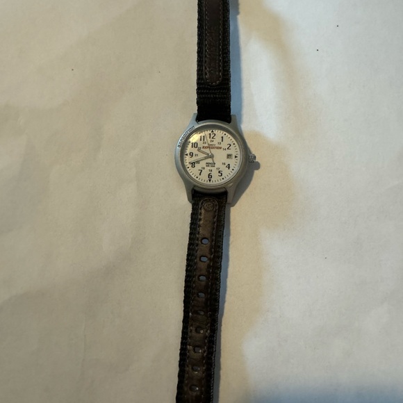 Ladies Timex Expedition watch with date. - Picture 3 of 4